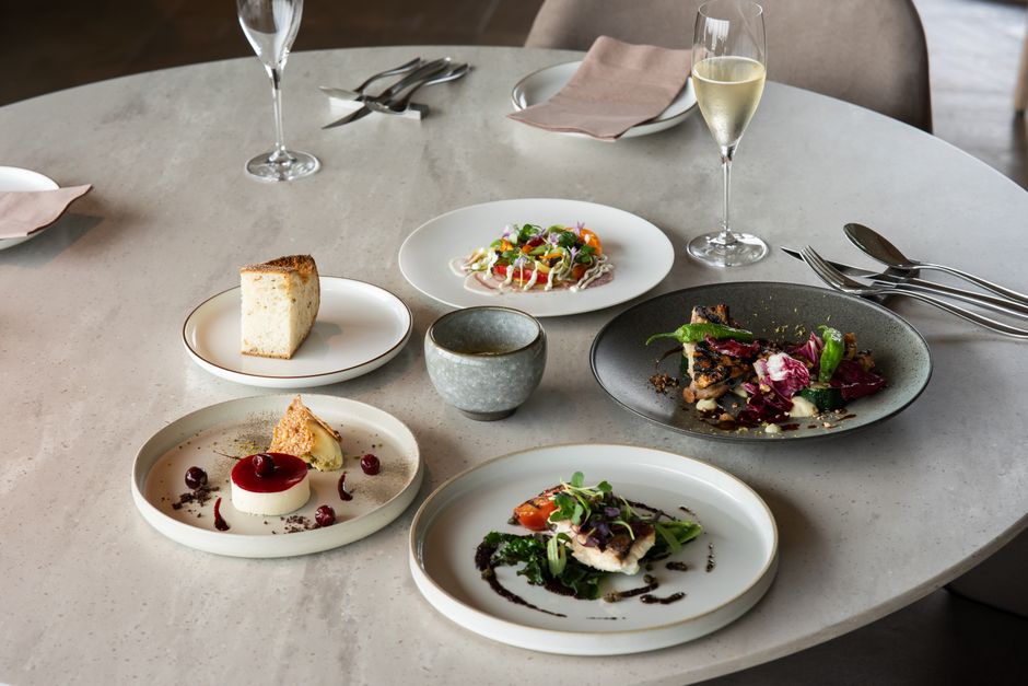 Elegante montaje de comida gourmet con vino, ideal para cena fina