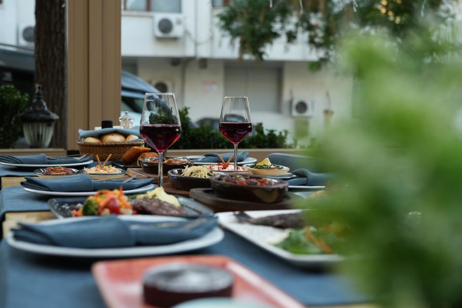 Mesa exterior elegante con copas de vino