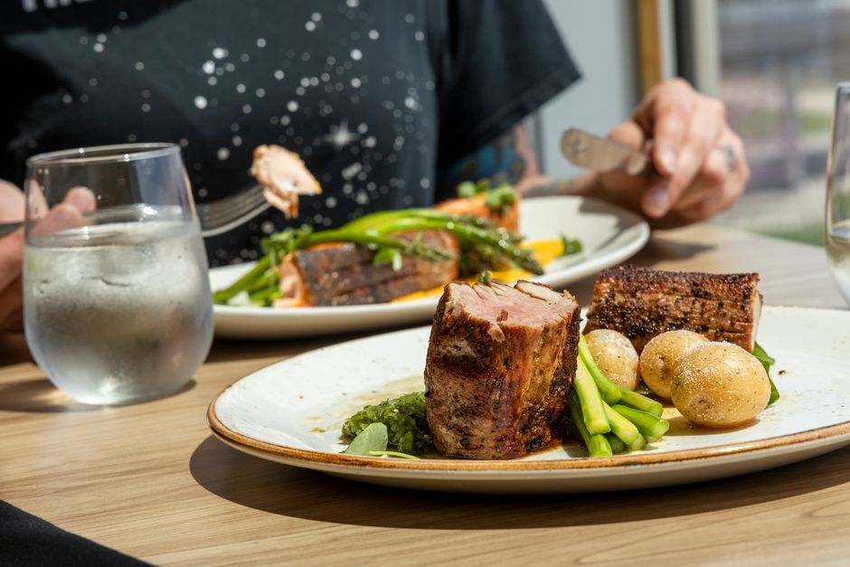 Carne suculenta con vegetales frescos y patatas