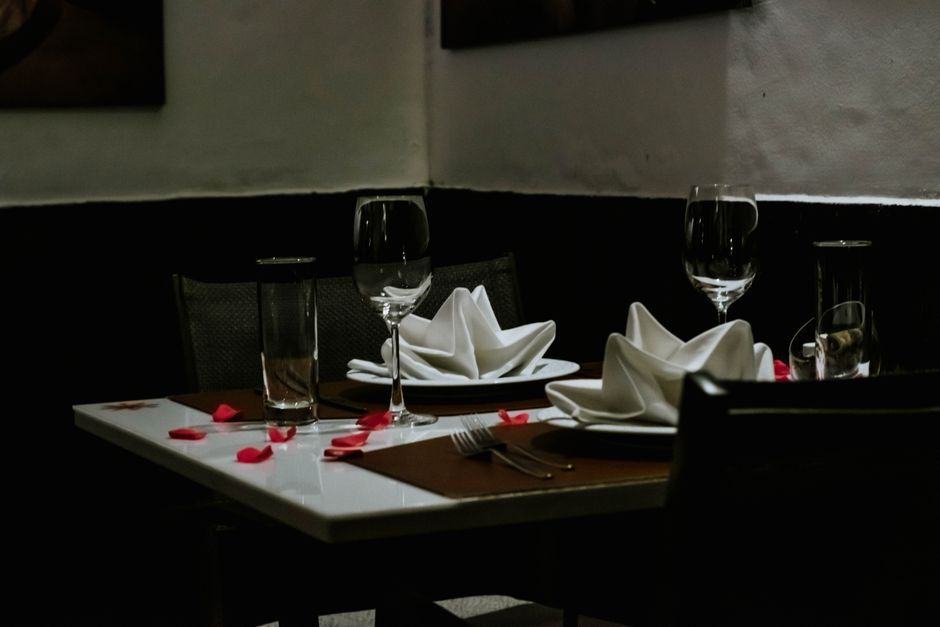 Mesa romántica con servilletas y copas de vino