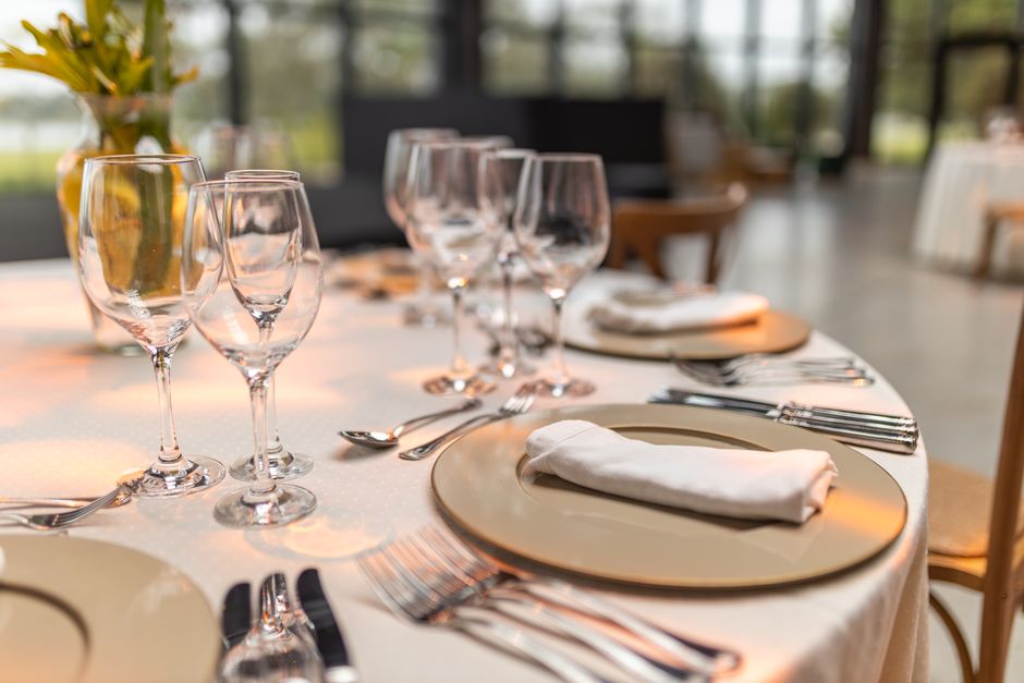 Sofisticada mesa preparada con copas y servilletas para una experiencia gastronómica elegante